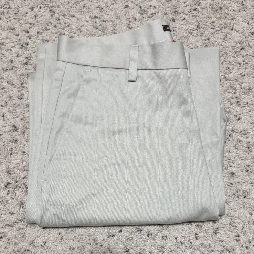Dockers Men's Light Gray Chinos